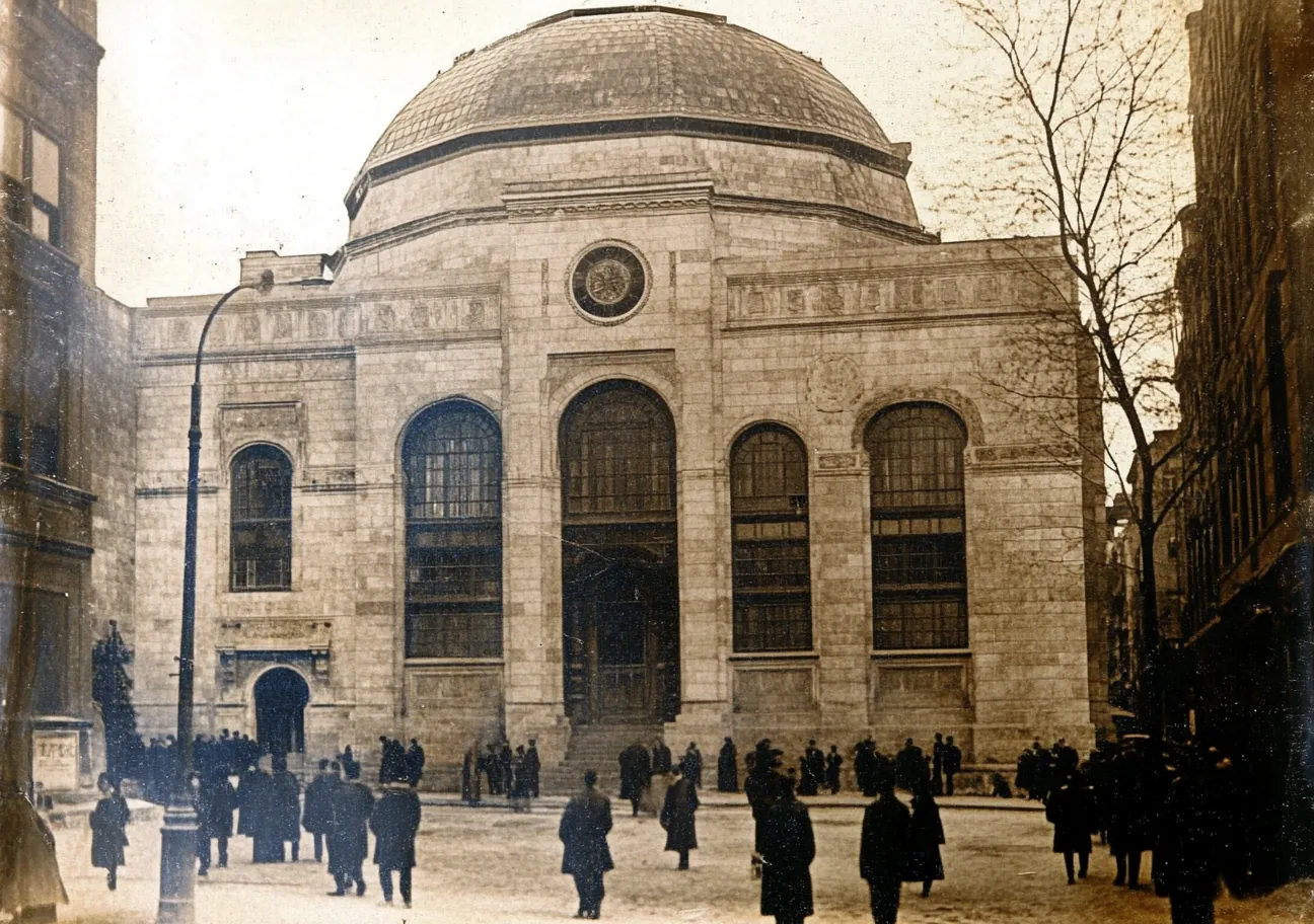 An_old_photograph_of_the_new_school_building_in_New_York_Cit, variant 1