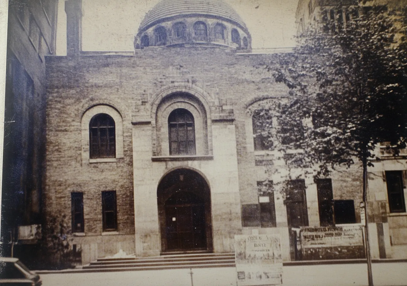 An_old_photograph_of_the_new_school_building_in_New_York_Cit, variant 3