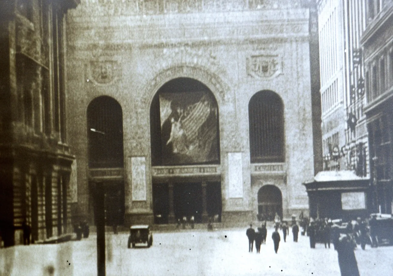 An_old_photograph_of_the_New_York_Vintage_college_building_i, variant 0