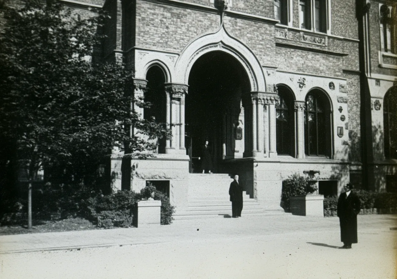 Vintage_photo_of_the_New_York_business_school_building_with_, variant 0