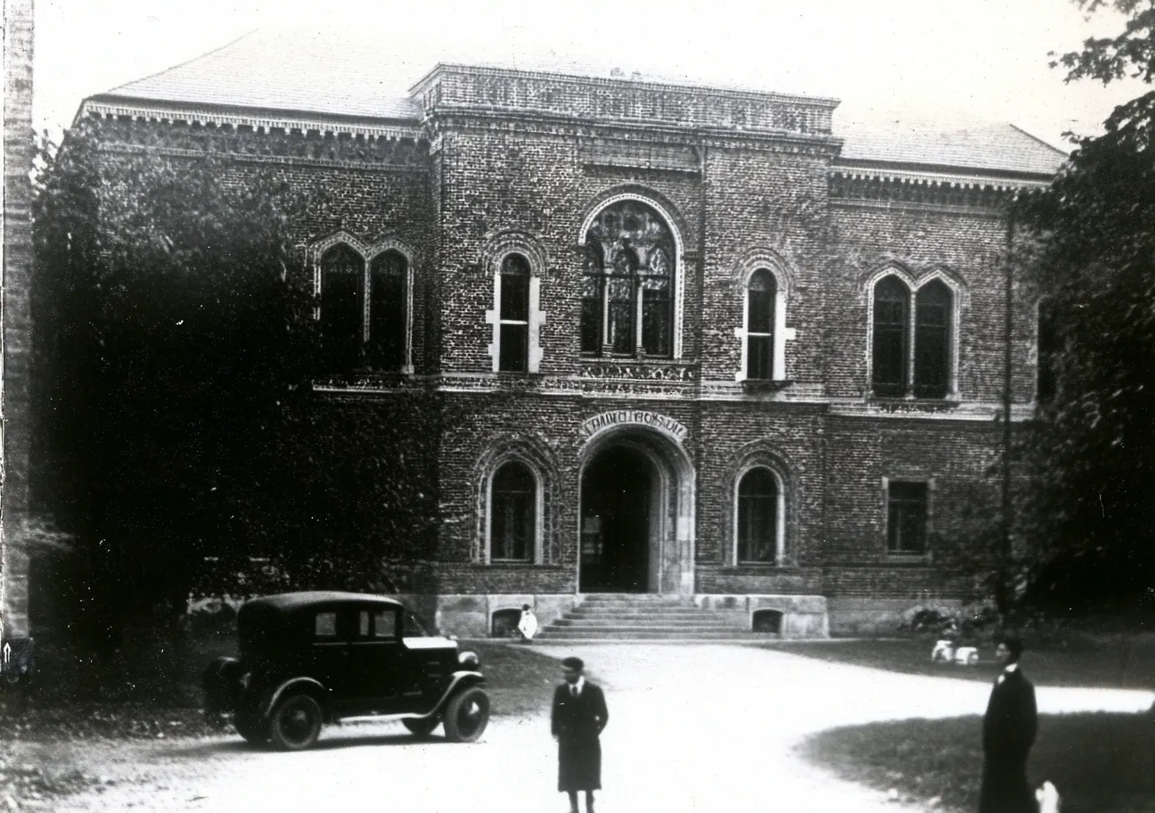 Vintage_photo_of_the_New_York_business_school_building_with_, variant 1