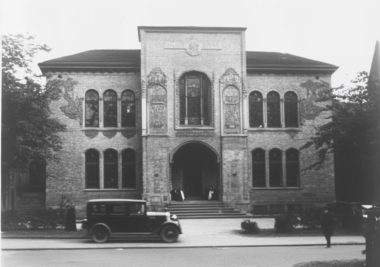 Vintage_photo_of_the_New_York_business_school_building_with_, variant 2