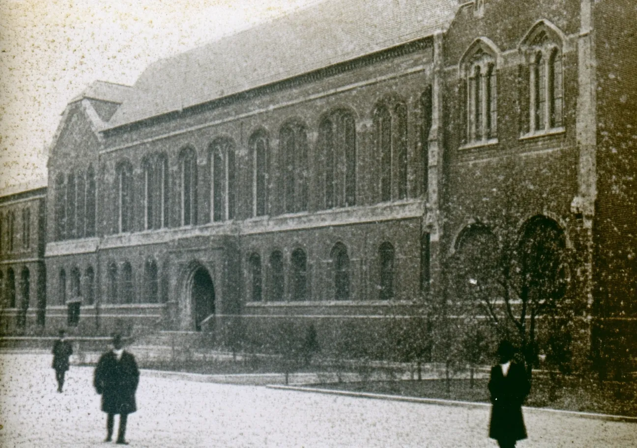 Vintage_photo_of_the_New_York_business_school_building_with_, variant 3